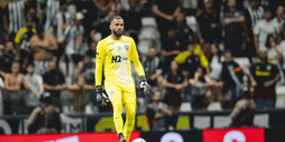 Everson brinca com Lyanco após pancadaria