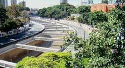 Corpo de homem em situação de rua é retirado do Rio Arrudas em BH