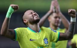 CazéTV é criticada por exaltar Neymar e ignorar Vini Jr. em posts