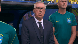 Ancelotti viraliza cantando hino do Brasil