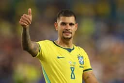 Bruno Guimarães recebe proposta do Arsenal durante a Copa