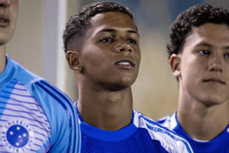 Akiles, meia do sub-20 do Cruzeiro, se desculpa por foto com camisa do Flamengo