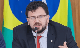 Flávio acusa ex-chefe de gabinete de Lula de "negócios" com dinheiro público