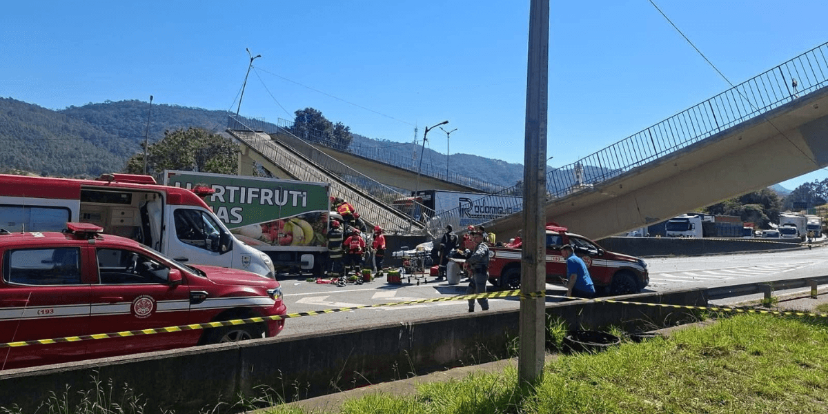 Motorista é preso após carreta derrubar passarela e matar mãe e filho