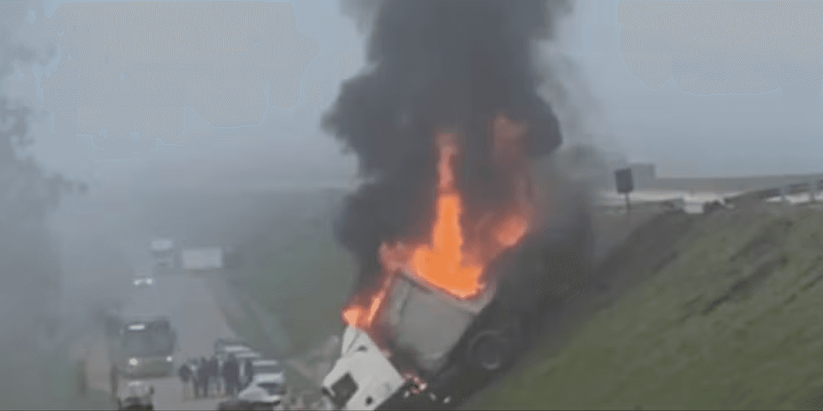 Carreta tomba na BR-381 e carga é saqueada - Foto: Redes sociais