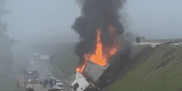 BR-381: Carreta tomba, carga é saqueada e veículo é incendiado