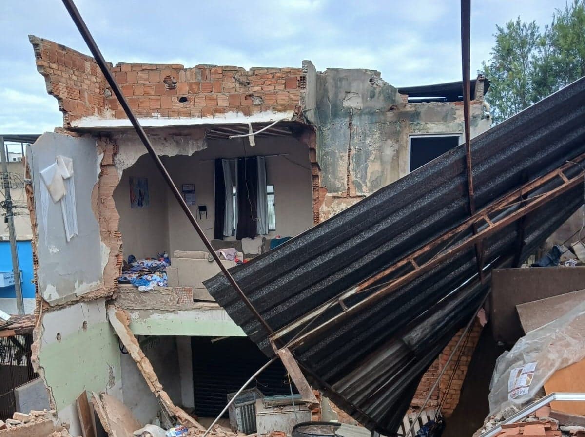 Casa desaba com 15 pessoas em Juiz de Fora 