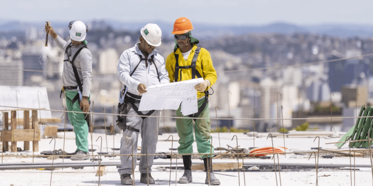 Trabalhadores da construção civil em canteiro de obras - Foto: Leo Drumond / NITRO