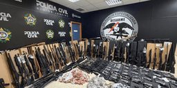 Polícia apreende arsenal de 160 armas e 8 mil munições no RJ