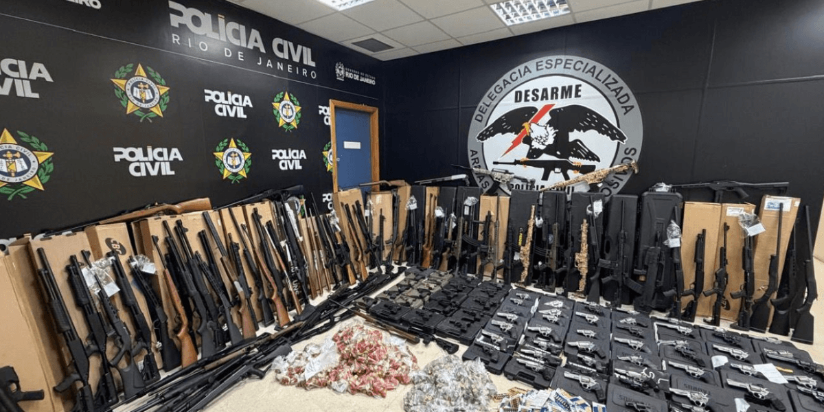 Polícia apreende arsenal de 160 armas e 8 mil munições no RJ