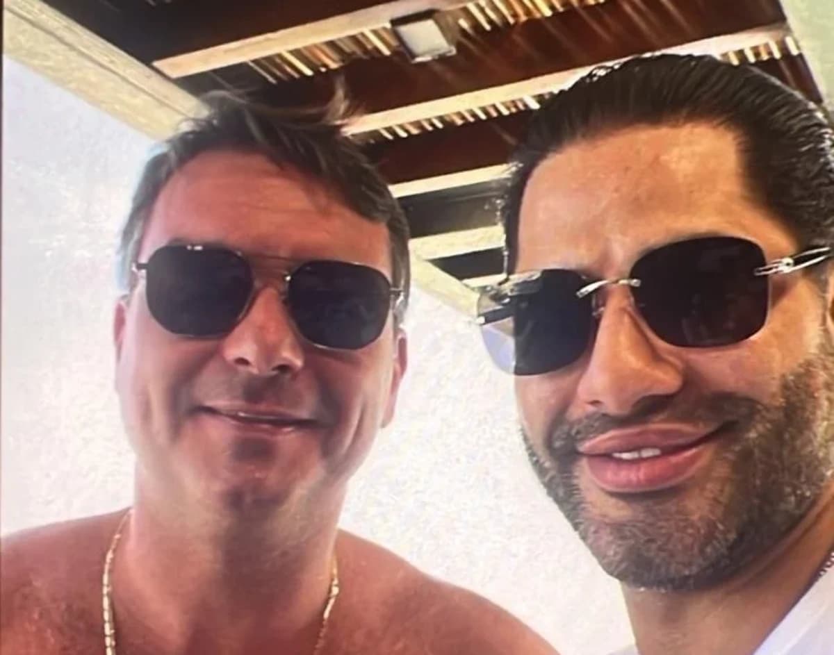 O senador e pré-candidato à Presidência da República, Flávio Bolsonaro (PL-RJ), e Luiz Phillipi Machado de Moraes Mourão, o "Sicário"  • Reprodução/ICL Notícias