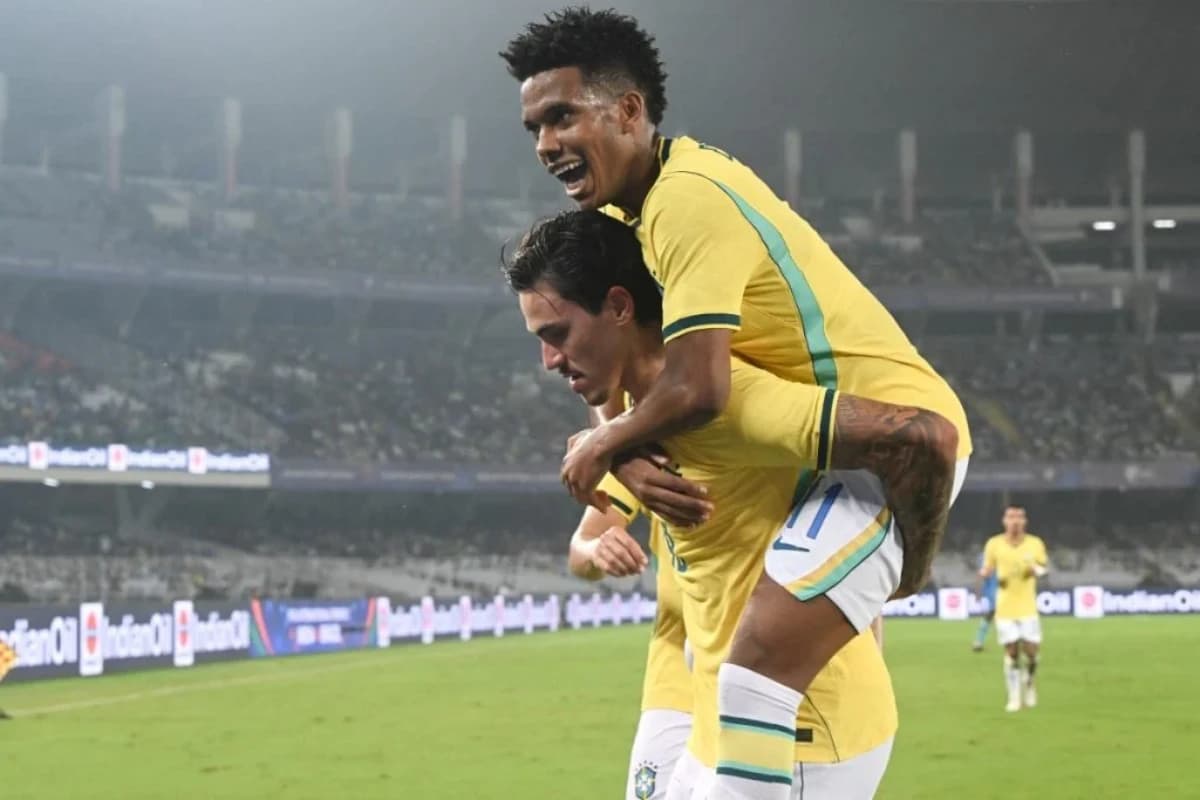 Pedro e Estêvão balançaram as redes na vitória brasileira sobre a Índia – Foto: Dibyangshu Sarkar/AFP