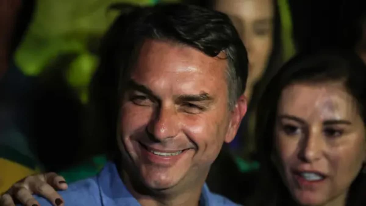 Flávio Bolsonaro fala à imprensa após apuração do primeiro turno da eleição (Sergio Lima/AFP)