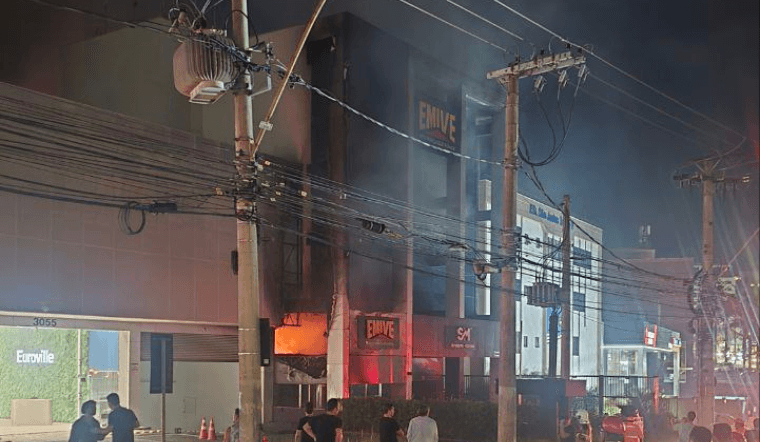 Após 11 horas, bombeiros finalizam trabalho no incêndio que atingiu prédio na Raja Gabaglia, em BH