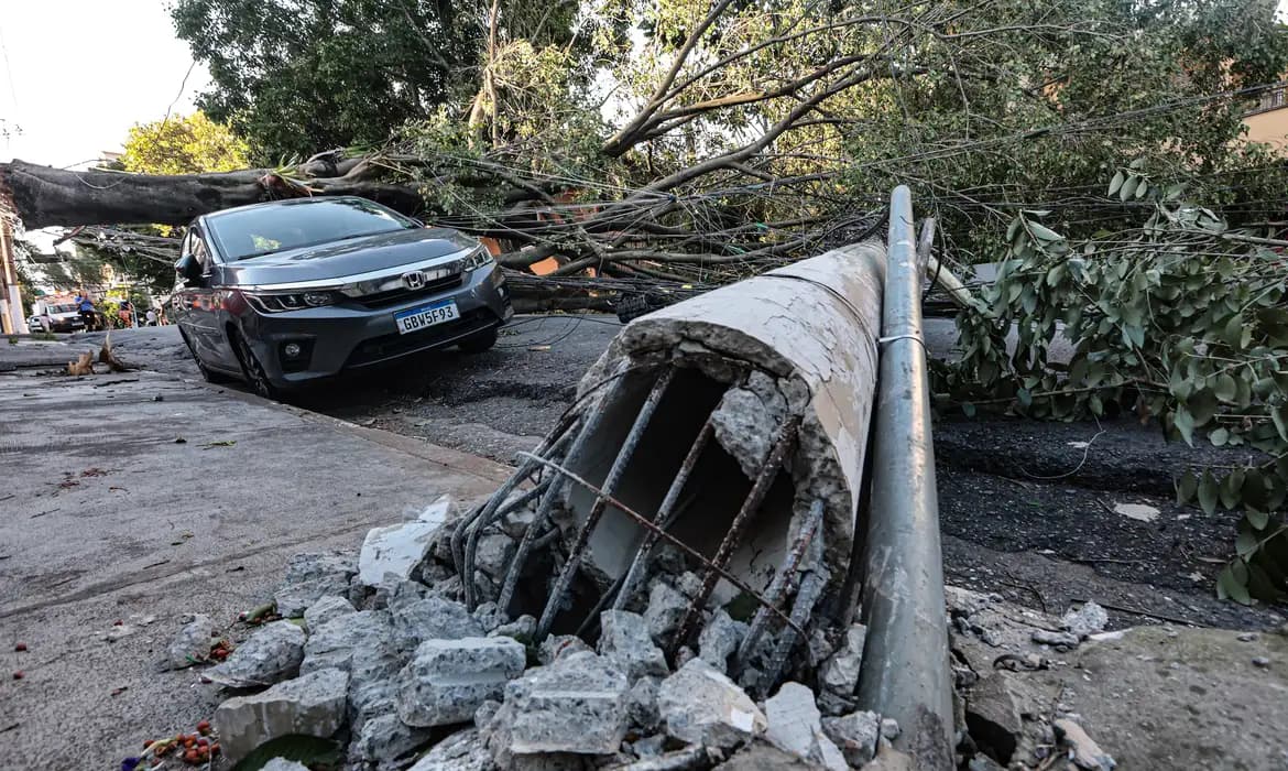 Após ventania, mais de 1 milhão ainda estão sem luz na Grande SP