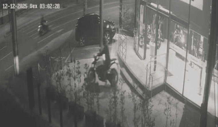 Bandidos invadem concessionária em BH e levam 3 motos de luxo em menos de 1 minuto