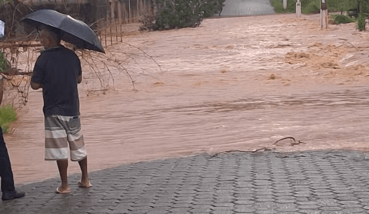 Chuvas fortes causam alagamentos e deslizamentos na Zona da Mata