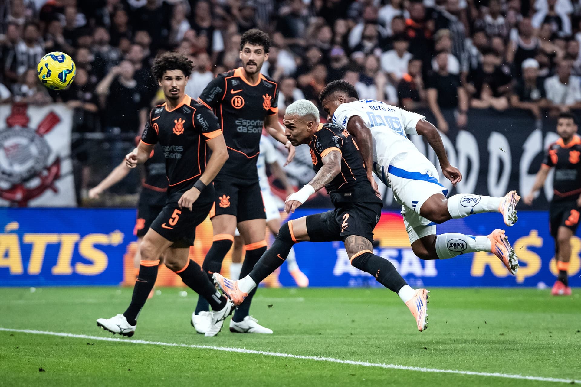 Gabigol perde pênalti e Corinthians avança à final da Copa do Brasil