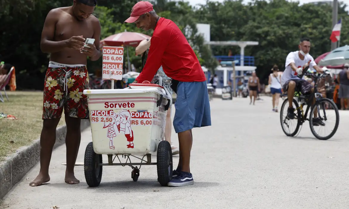 Rio inicia megaoperação de hidratação para enfrentar onda de calor