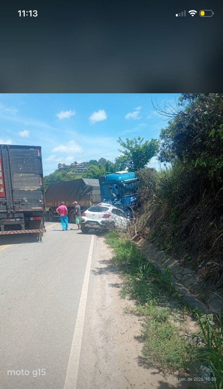 Colisão entre carro e carreta deixa um morto e interdita rodovia em Rio Pomba