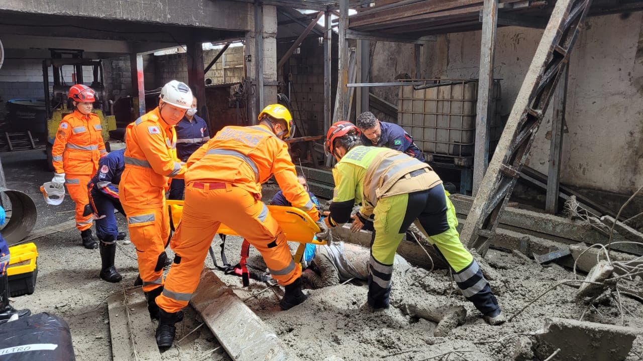 Desabamento de laje deixa dois trabalhadores feridos em Contagem