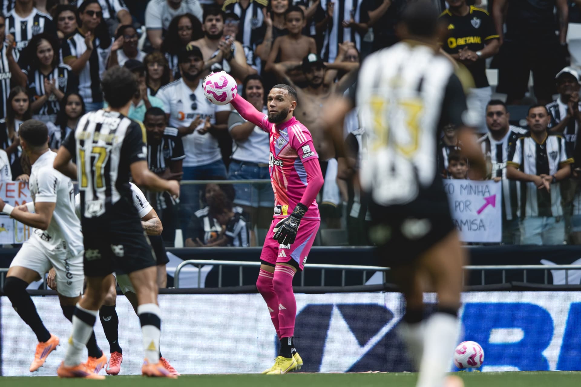 Everson celebra vitória do Galo sobre o Cruzeiro