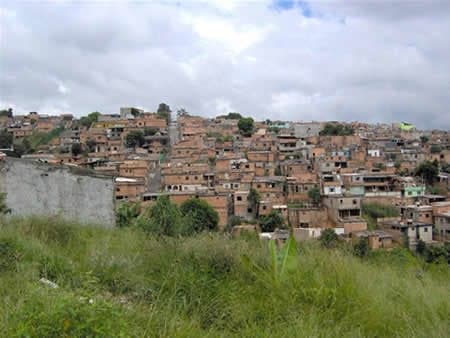 Homem morre após ataque a facadas e queda de prédio no Barreiro