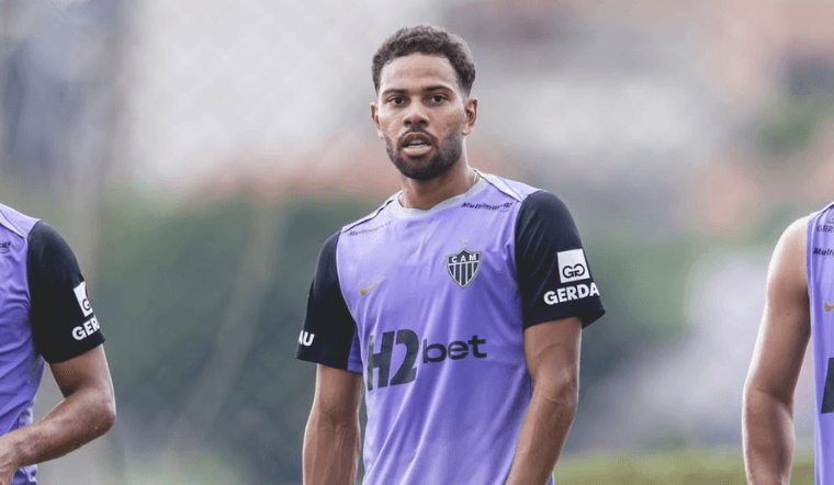 Renan Lodi se apresenta na Cidade do Galo e faz primeiro treino