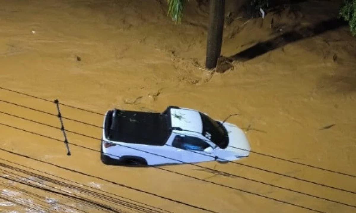 Nova chuva forte volta a alagar Ubá; Zona da Mata segue sob alerta vermelho do Inmet