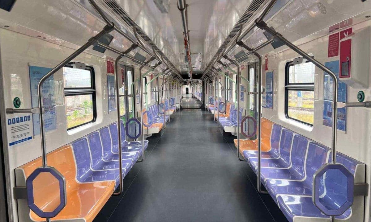 Primeiro trem da nova frota do Metrô de BH chega à capital