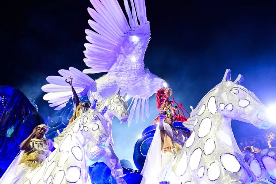 Sapucaí recebe desfiles do Grupo Especial com enredos sobre política, música e religiosidade