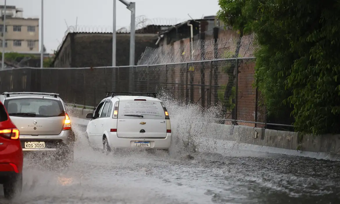 Chuva causa alagamentos e interdita avenidas em BH
