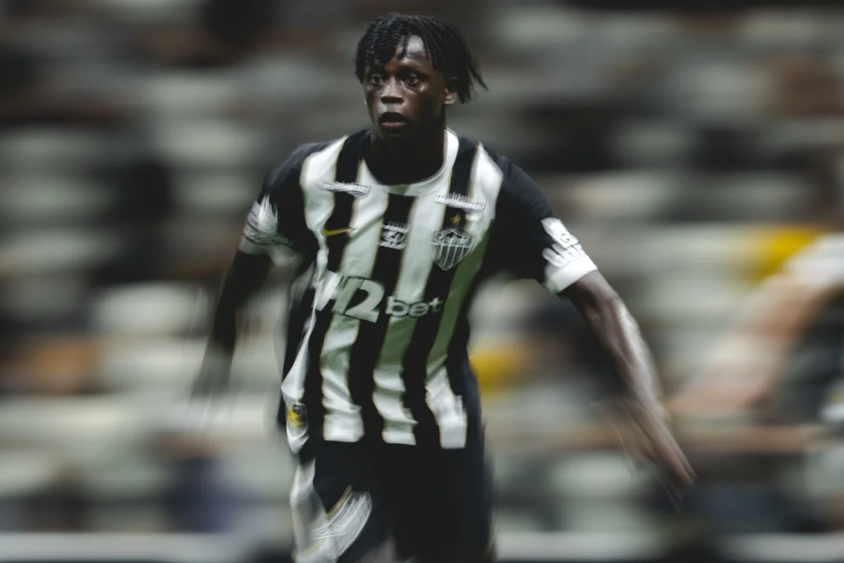 Cissé sente lesão, chora em campo e deixa clássico ainda no início