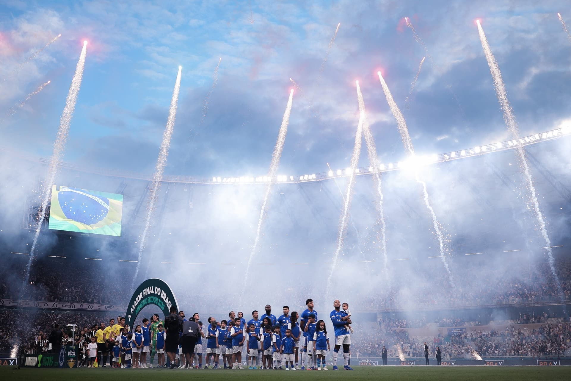 Cruzeiro vence Atlético, encerra jejum e conquista o Mineiro; clássico termina com pancadaria