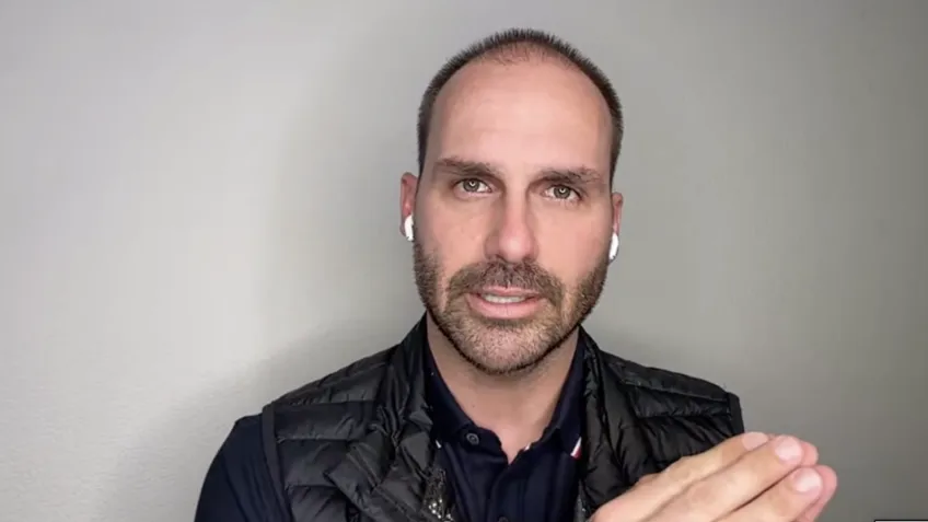 Eduardo Bolsonaro é citado em processo por abandono de cargo na PF