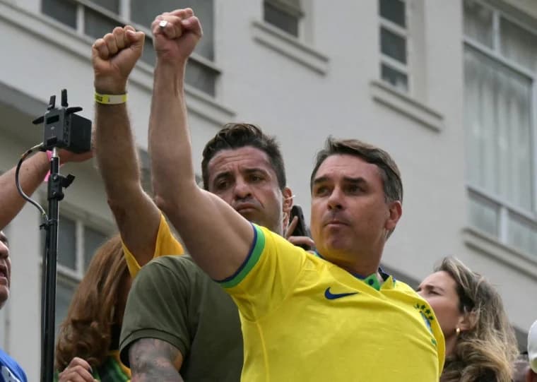 Flávio Bolsonaro participa de ato na Paulista com críticas a Lula e ao STF