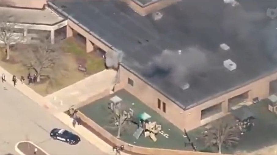 Homem joga carro contra sinagoga nos EUA e morre após confronto com a polícia