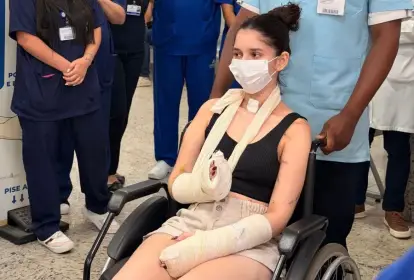 Jovem esfaqueada mais de 30 vezes após recusar namoro recebe alta no Rio