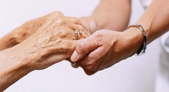 Justiça do Trabalho reconhece vínculo de emprego doméstico a cuidadora de idoso em Ponte Nova