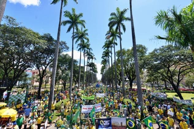 Manifestantes se reúnem na Praça da Liberdade, em ato contra ministros do STF e o governo Lula