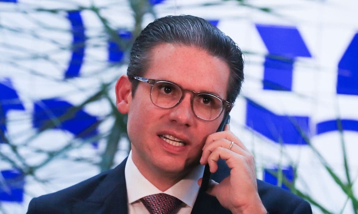 Motta deve levar debate sobre fim da escala 6×1 para Câmara em maio