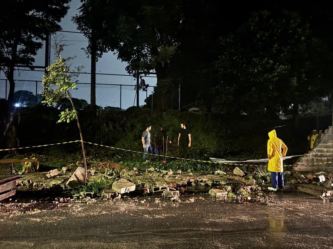 Parte de muro da Toca da Raposa II cai após forte chuva em Belo Horizonte