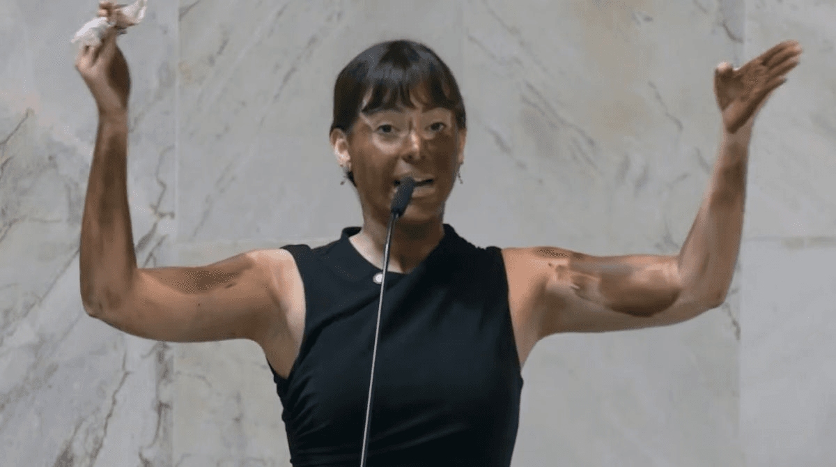 Vídeo: Deputada Fabiana Bolsonaro se pinta de preto para criticar Erika Hilton