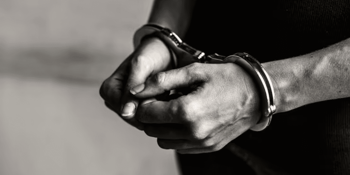 Criminoso algemado - Foto: Freepik